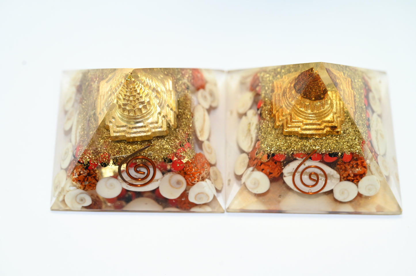 Dhan Laxmi Pyramid - Shree Yantra Gomti Chakra